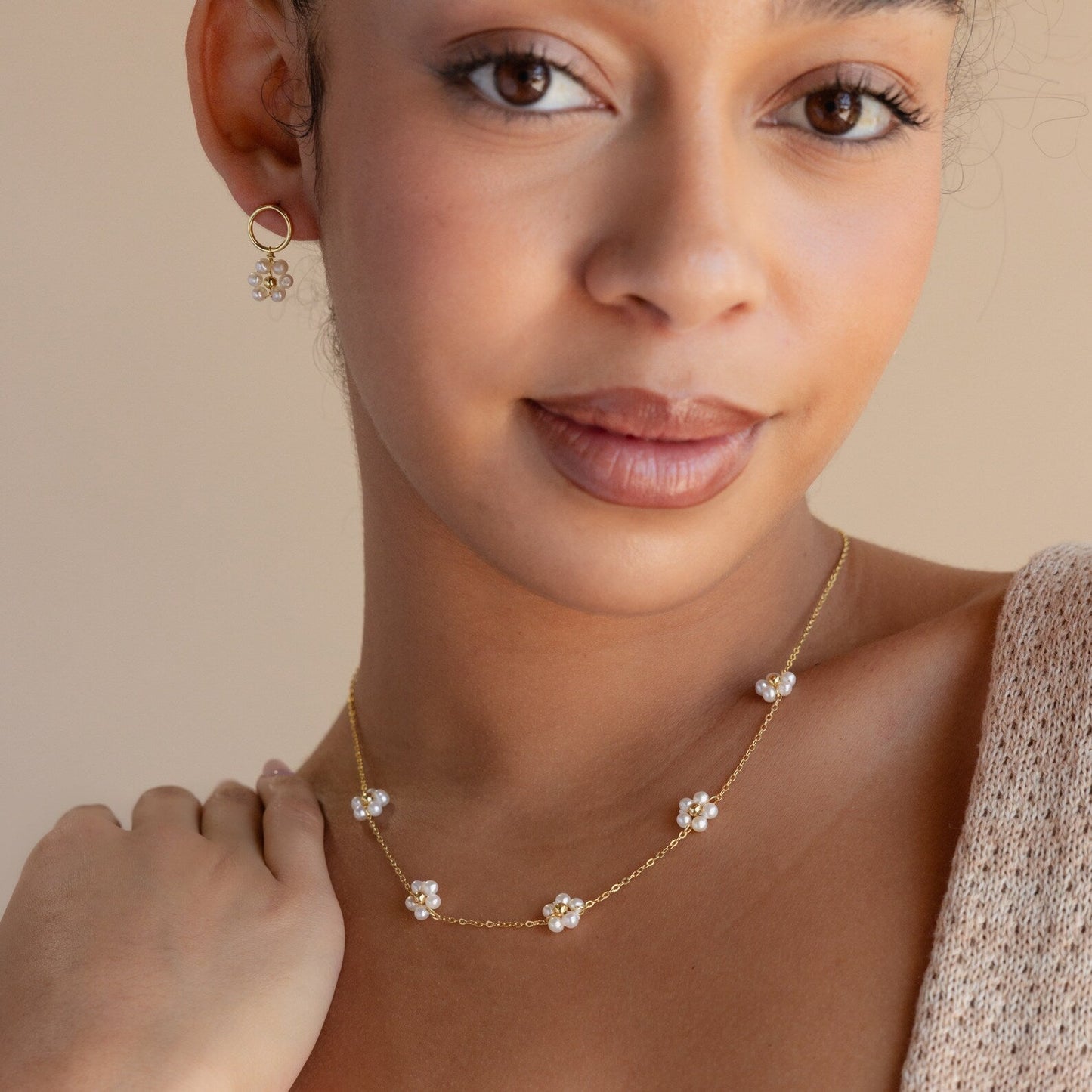 Pearl daisy necklace - pearl flowers