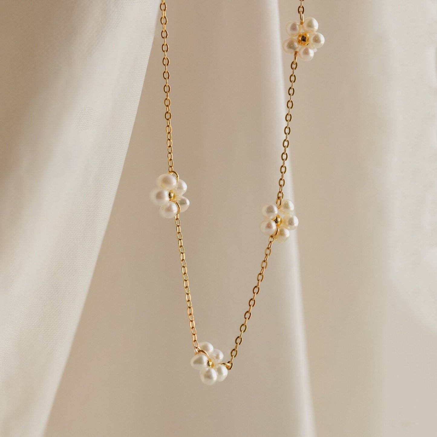 Pearl daisy necklace - pearl flowers